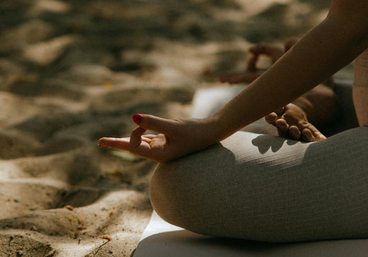 Bildausschnitt von einer Meditationshaltung mit Chin-Mudra