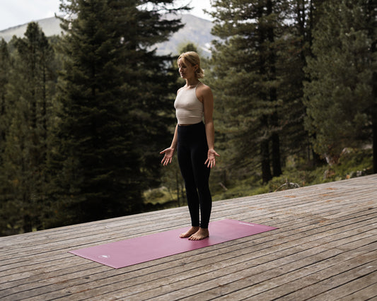 Frau praktiziert Achtsamkeitsübungen in der Natur