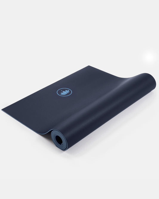 Midnight Blue - Arise Yogamatte aus Naturkautschuk ausgerollt halb | Lotuscrafts