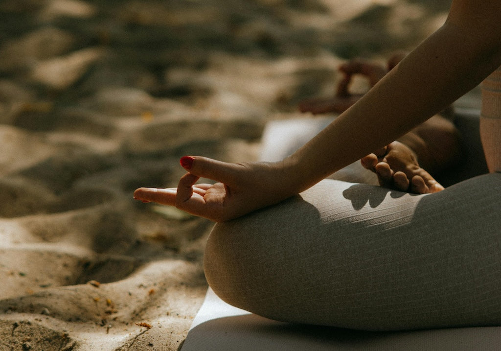 Bildausschnitt von einer Meditationshaltung mit Chin-Mudra 