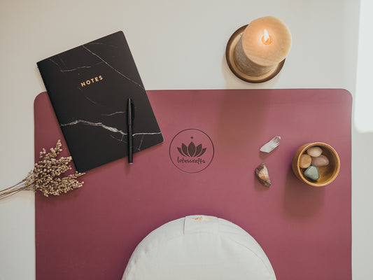 Self-Care Rituale für jeden Tag: Yogamatte mit Journalingbuch und Kerze