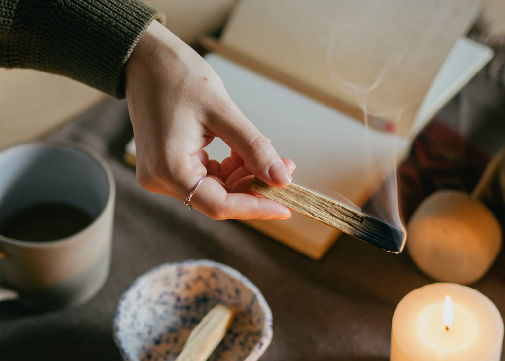 Die Rauhnächte - Palo Santo, Kerzen, ein Journal im Hintergrund