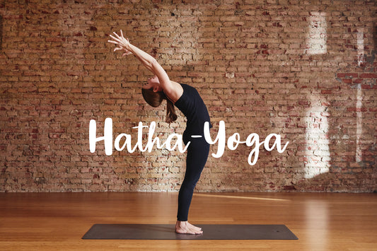 Hatha-Yoga: Frau praktiziert in der Standposition eine Rückbeuge