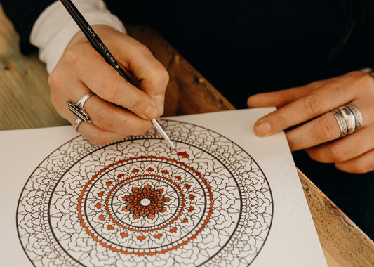Malen gegen Stress: Frau malt Mandala aus