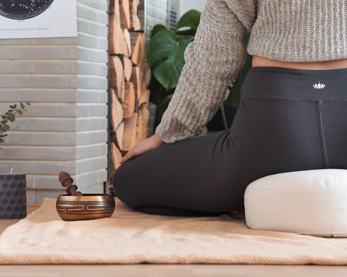 OMG-Deal Bouddha Sacré 8 Symboles Mantra Gravé Manjira Tingsha Cymbals-Beau Coffret Cadeau Pour Méditation, Prière, Yoga, Guérison Sonore, Grelot Tingsha Avec Sangle En Cuir 7,5 Cm