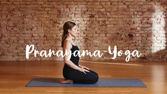 Pranayama Übungen und Tipps: Frau im Fersensitz auf der Yogamatte
