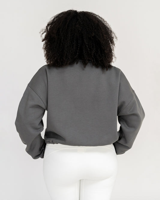 Anthrazit - Anthracite Model in cropped Yoga Sweater Rückseite