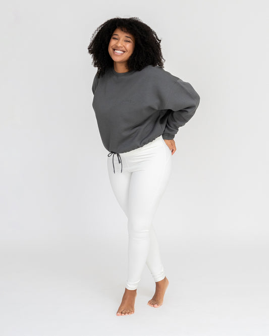 Anthrazit - Anthracite Model in cropped Yoga Sweater Ganzkörper Ansicht