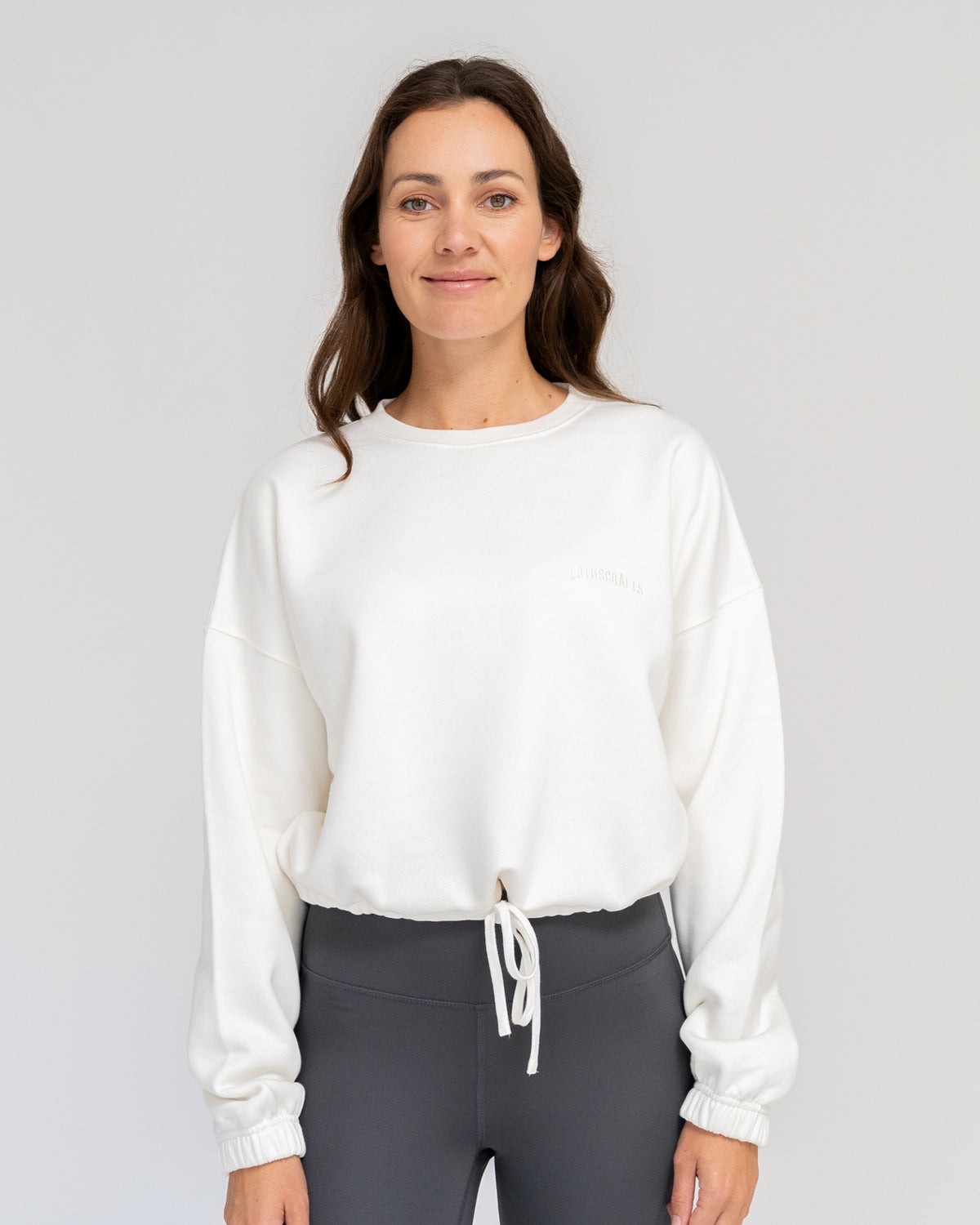 Marshmallow - Model in cropped Yoga Sweater Vorderansicht