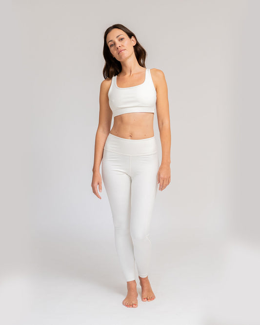 Marshmallow - Model Produktshot Full in Yoga Bra