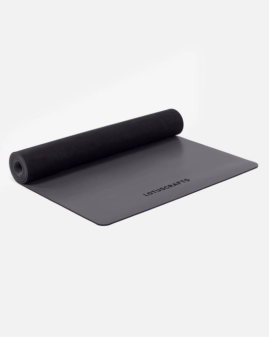 Anthrazit - Anthracite Yogamatte PURE halb aufgerollt, Ansicht schräg vorne | Lotuscrafts