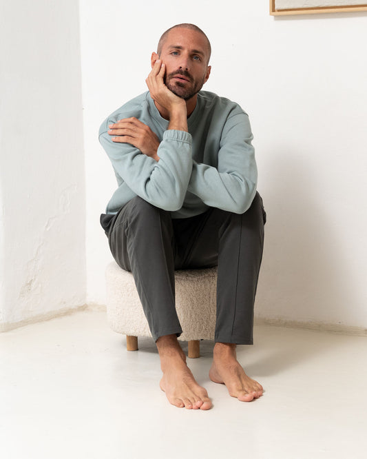 Stone Blue - Male Model sitzend Yoga Sweatshirt 