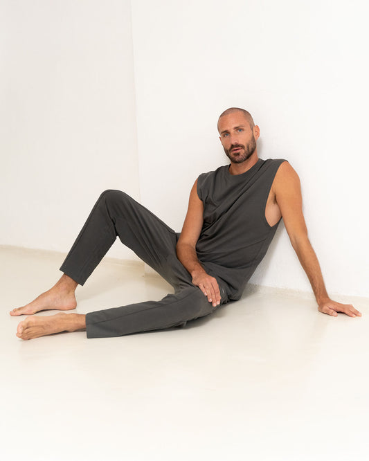 Anthrazit - Male Model sitz am Boden in Yoga Tanktop Anthracite