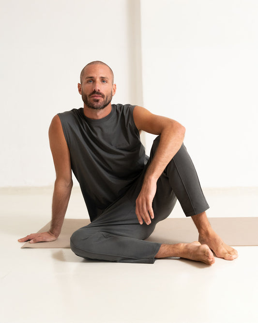 Anthrazit - Model sitz am Boden in Yoga Tanktop Anthracite