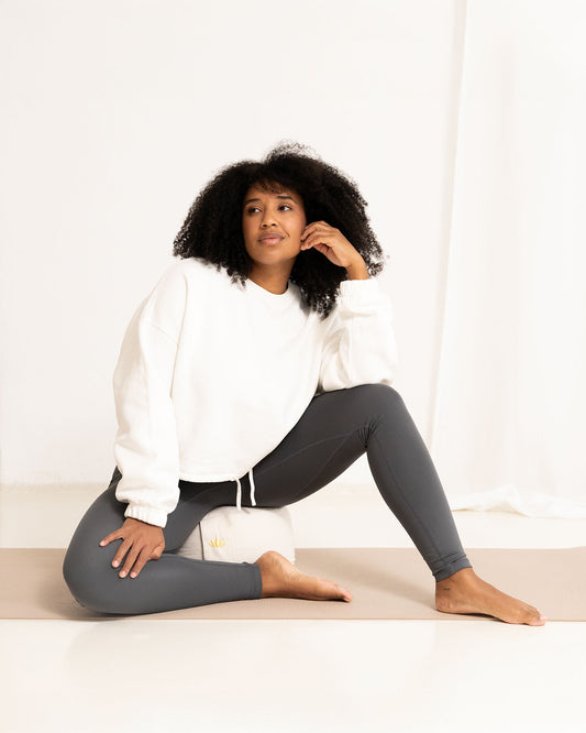 Marshmallow - Model sitzt auf Meditationskissen im Yoga Sweater Anthrazit Anthracite