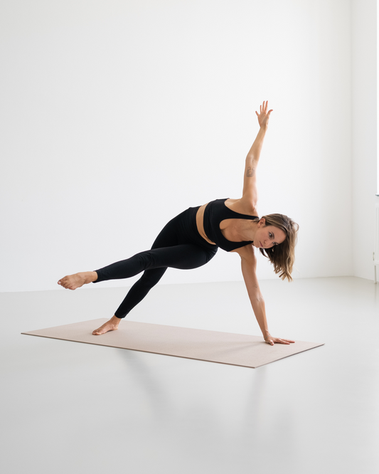 Light Taupe - Yogapose Frau im Yoga Studio auf Yogamatte Mudra Pro