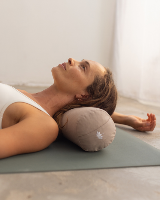 Balsam Green Aubergine Light Taupe - Nackenrolle für Yoga Frau liegt auf Yogamatte | Lotuscrafts 