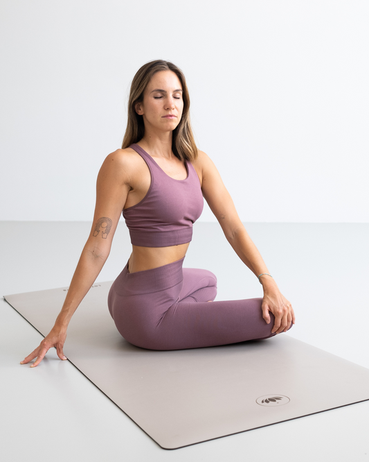 Light Taupe Indigo Dust Aubergine Anthrazit Anthracite - Spine Twist sitzend auf Yogamatte PURE | Lotuscrafts