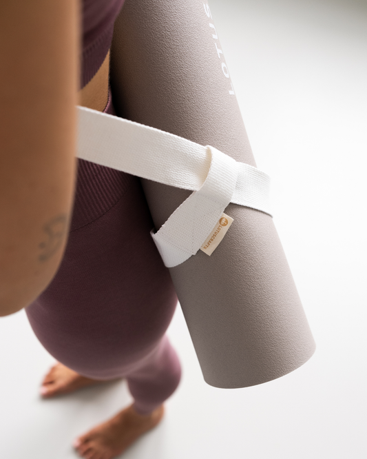 Natur Nature Light Taupe Graphite Wild Ginger Indigo Dust Oil Green - Yogamatte Arise mit Yoga Tragegurt Detail | Lotuscrafts