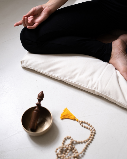 Indigo Dust Königsblau Royal Blue Aubergine Natur Nature Bordeaux Anthrazit Anthracite Indigo Paisley Sunset Paisley Black Schwarz Marine Blue Navy Blue Light Taupe Balsam Green Schwarz Black 7 cm 4 cm