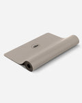 Light Taupe - Yogamatte PURE halb aufgerollt, Ansicht Oberfläche | Lotuscrafts