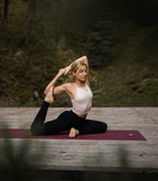Granite Graphite Indigo Dust Wild Ginger Azure Blue Oil Green Balsam Green Dark Cranberry Midnight Blue - Frau macht Yoga im Wald auf Arise Yogamatte | Lotuscrafts