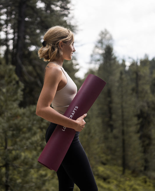 Granite Graphite Indigo Dust Wild Ginger Azure Blue Oil Green Balsam Green - Frau trägt Yogamtte Arise im Wald | Lotuscrafts